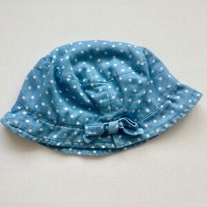 Baby Gap girl’s light denim polka dot bucket sun hat with a decorative bow.